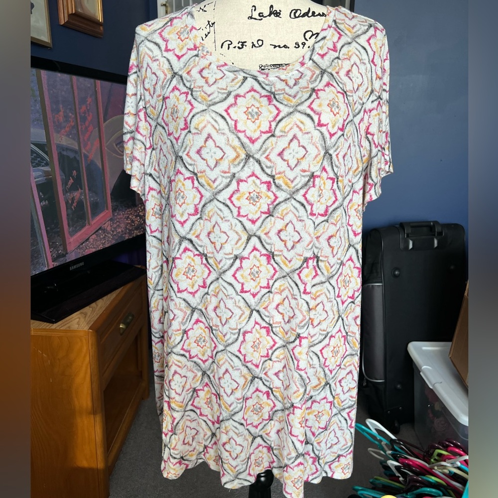 Lane Bryant Size 22/24 Short Sleeve Top EUC